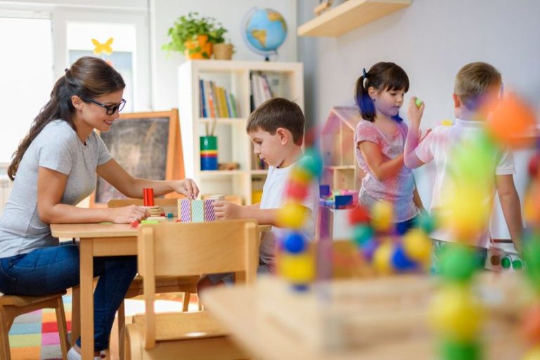 ¿Por qué tenemos clases con edades mezcladas en IMS? - Profesora trabajando actividad con niño en aula Montessori - International Montessori School en Sotogrande, Cádiz